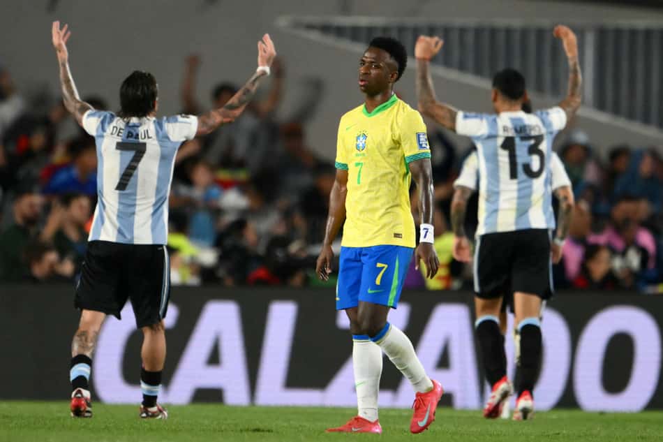 Vini Jr lamenta, enquanto jogadores da Argentina comemoram gol sobre o Brasil