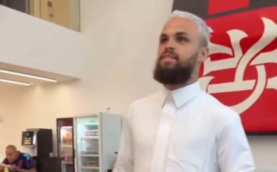 Michael aparece com vestimenta árabe no CT do Flamengo e torcedores vão à loucura