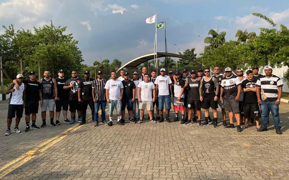 Organizadas do Corinthians se reúnem com elenco no CT antes de decisão