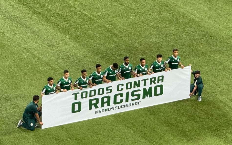Torcida do Palmeiras protesta contra racismo e presta apoio a Luighi
