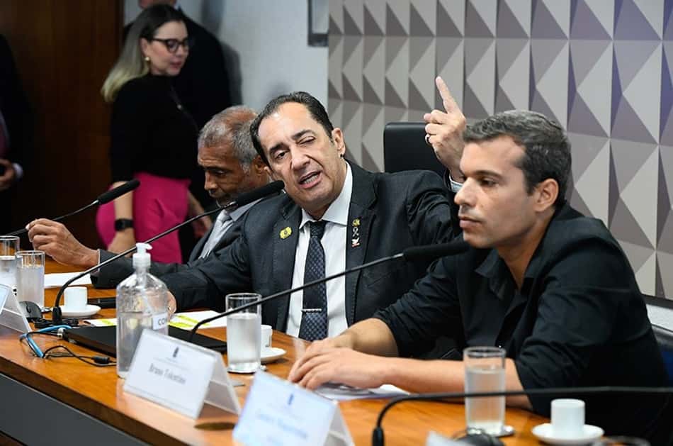 Senador Jorge Kajuru (PSB) interroga o tio de Lucas Paquetá, Bruno Tolentino, suspeito de envolvimento em esquema de apostas