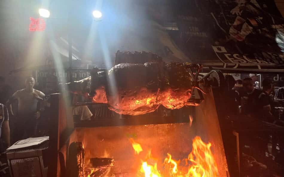 Derby: torcida do Corinthians assa porco e provoca Palmeiras antes de final