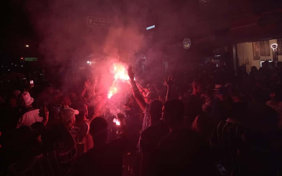 Corinthians campeão: torcida invade ruas da zona leste na comemoração do título