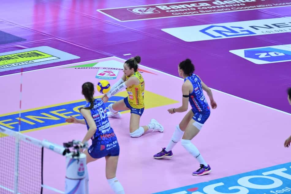 Time de Gabi Guimarães no 1º jogo da semifinal do campeonato italiano. (Foto: M. Gregolin)