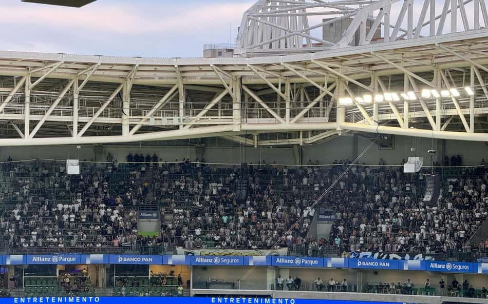 Torcida do Botafogo provoca Palmeiras no Allianz Parque: 'Teatro'