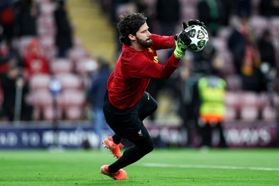 Alisson no aquecimento para o jogo do Liverpool contra o PSG pela volta das oitavas da Champions