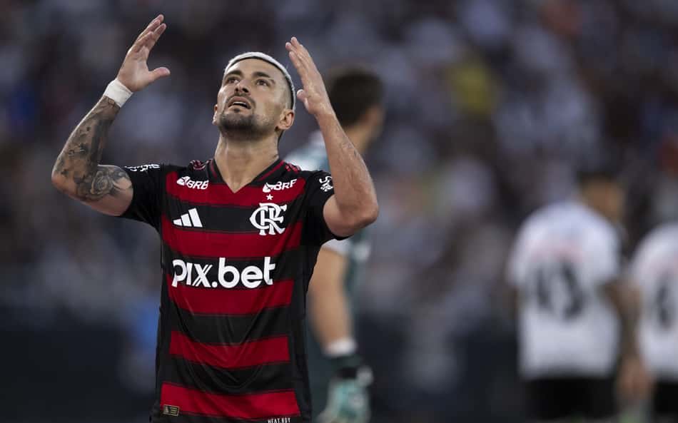 Flamengo homenageia Arrascaeta e torcida critica: 'Se arrastando em campo'