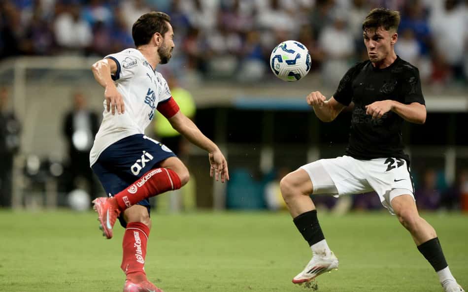 Bidon opina sobre disputa no meio-campo do Corinthians e avalia futuro no clube