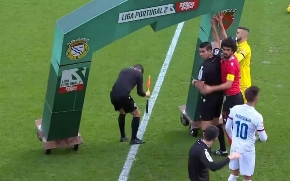 Bandeirinha é atingido por painel publicitário e hospitalizado em Portugal; vídeo
