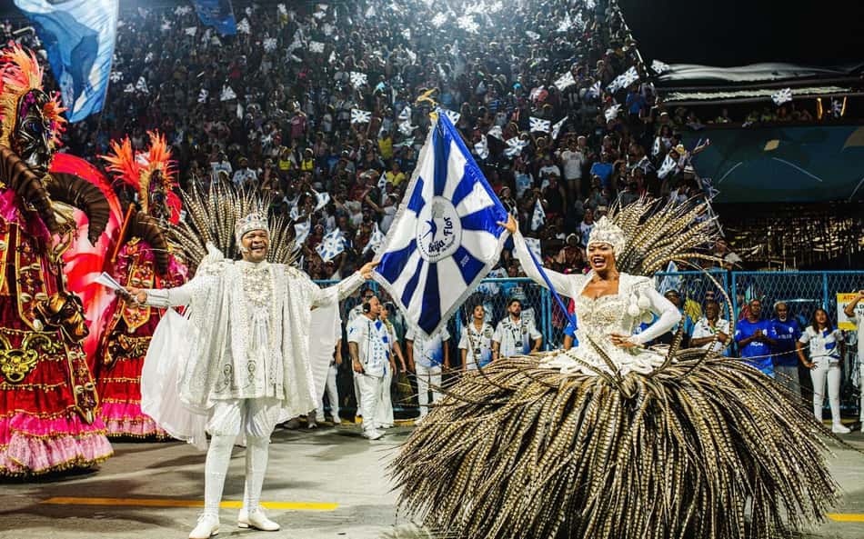 Flamengo parabeniza Beija-Flor pelo título do carnaval carioca