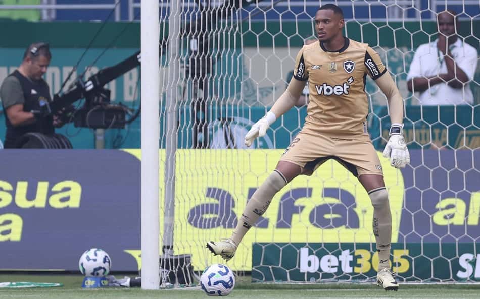 Botafogo renova contrato com John e garante goleiro até 2028
