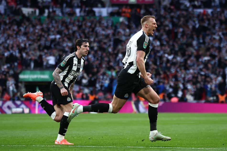 Burn comemora gol pelo Newcastle na final da Copa da Liga Inglesa contra o Liverpool