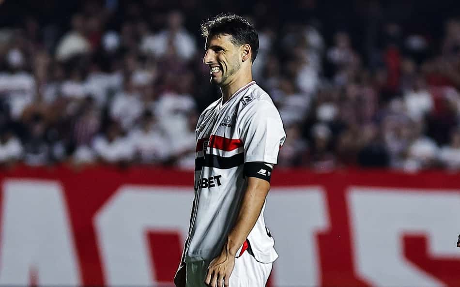 Pênalti de Calleri em São Paulo x Sport vira piada na web: 'Mandou na lua'