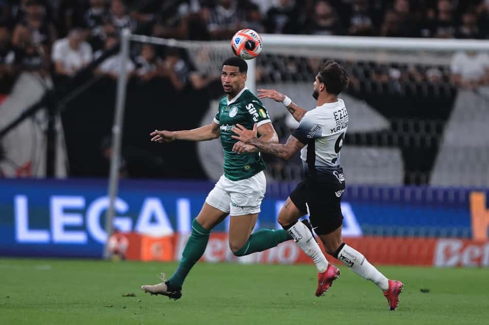 Yuri Alberto, do Corinthians, disputa lance com Murilo, do Palmeiras, na final do Paulista 2025, na Neo Química Arena