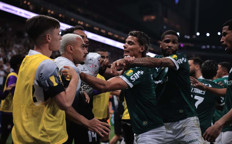 Derby: Jogadores de Corinthians e Palmeiras brigam durante final do Paulistão; veja vídeo