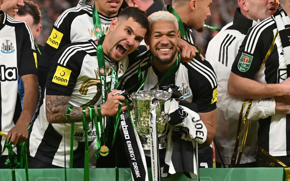 Dupla da Seleção comemora título inédito do Newcastle após vexame contra Argentina