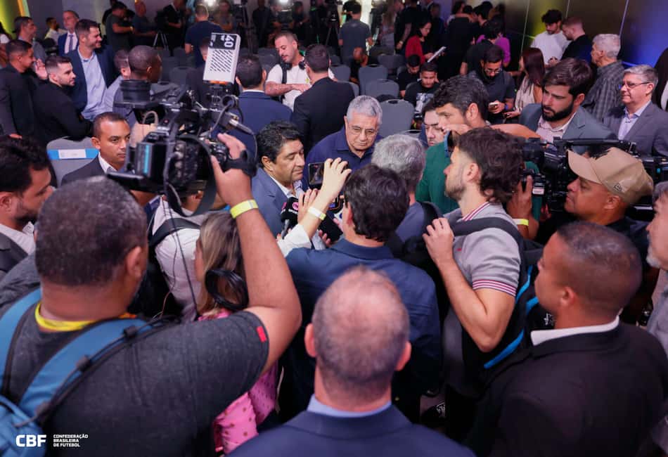 Presidente da CBF, Ednaldo Rodrigues, é cercado por jornalistas após convocação da Seleção Brasileira