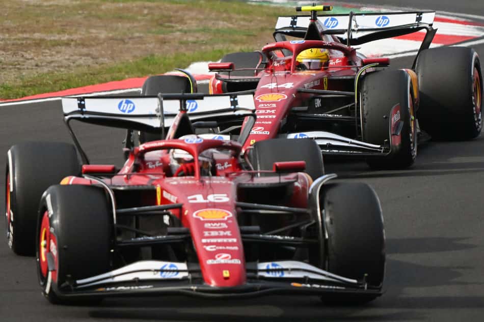 Companheiros da Ferrari, Charles Leclerc e Lewis Hamilton durante o GP da China para a F1 2025 (Foto: JADE GAO / AFP)