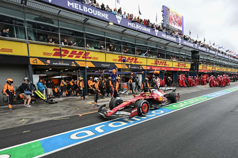Vencedor da sprint, Lewis Hamilton após pitstop da Ferrari no GP da Austrália pela F1 2025 (Foto: Tracey Nearmy / POOL / AFP)