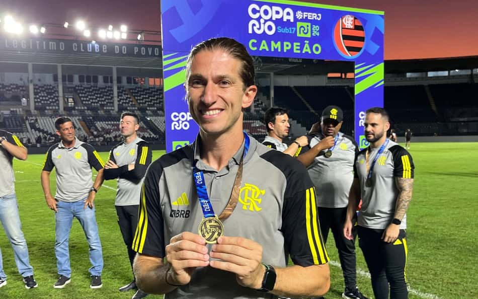 filipe-luis-com-a-medalha-de-campeao-da-copa-rio-sub-17-pelo-flamengo-1718658706952_v2_1x1-scaled-aspect-ratio-512-320
