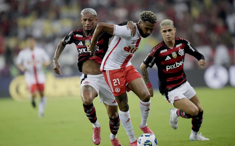 Torcedores do Flamengo criticam titular em gol do Internacional: 'Na conta dele'