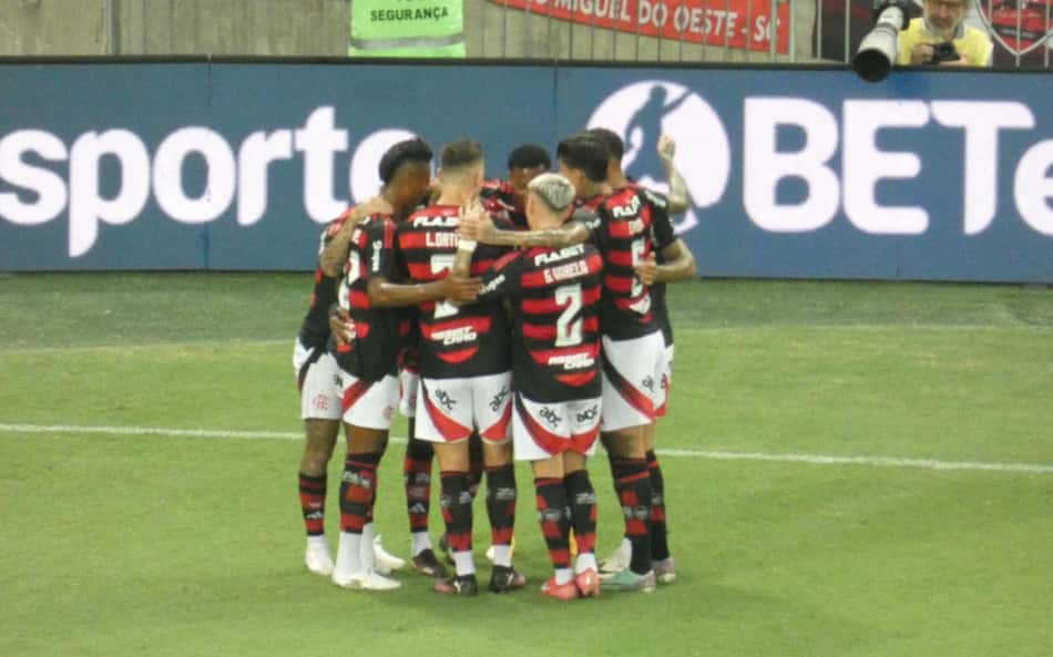Em meio a divórcio polêmico, jogador do Flamengo vive affair com ex de ator da Globo