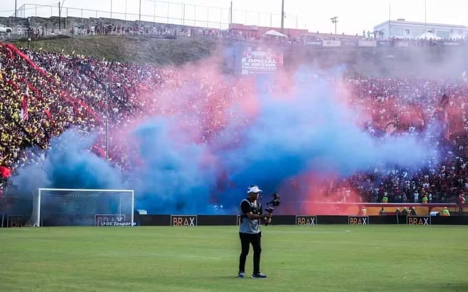 Funcionário é demitido após lançar cor azul em Vitória x Bahia: 'Proposital'