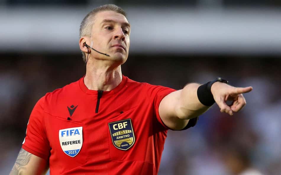 Daronco expulsa jogador do Grêmio, e especialista em arbitragem bate martelo
