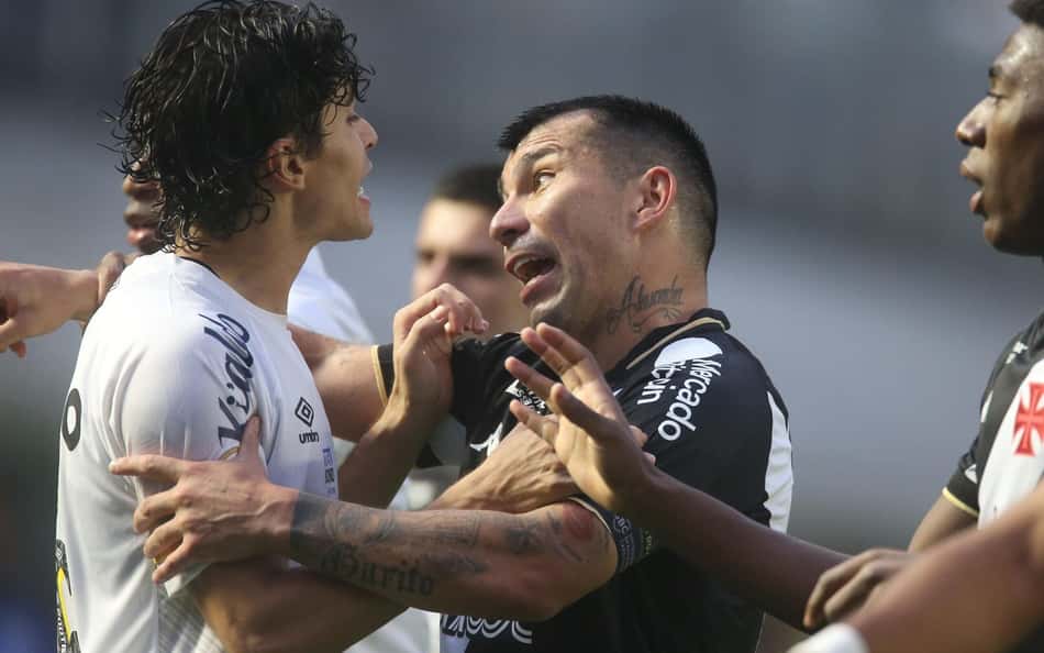 Provocação, confusão e goleada: relembre o que rolou no último Vasco e Santos pelo Brasileirão