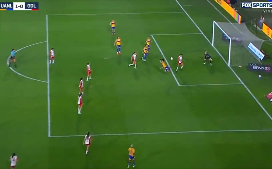 'Sem intenção': jogadora do Tigres marca golaço de escorpião; veja o lance