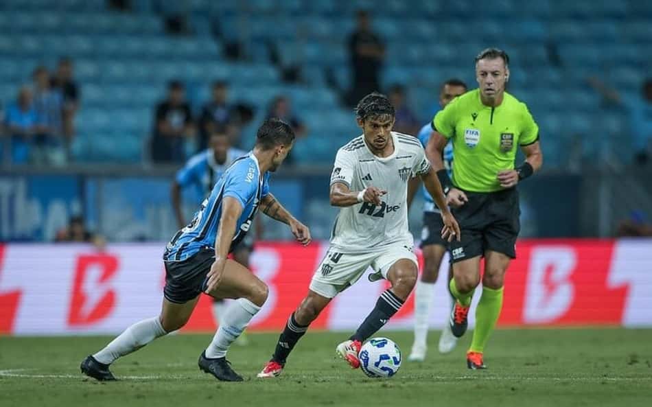 Ex-árbitro vê dois erros capitais de Raphael Claus em Grêmio x Atlético-MG