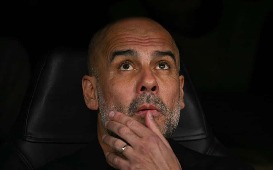 Jogador do Manchester City é flagrado bêbado saindo de bar na Inglaterra
