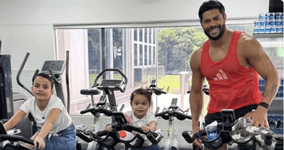 Atacante Hulk e as filhas Alice (9 anos) e Zaya (2 anos) (Rerpodução