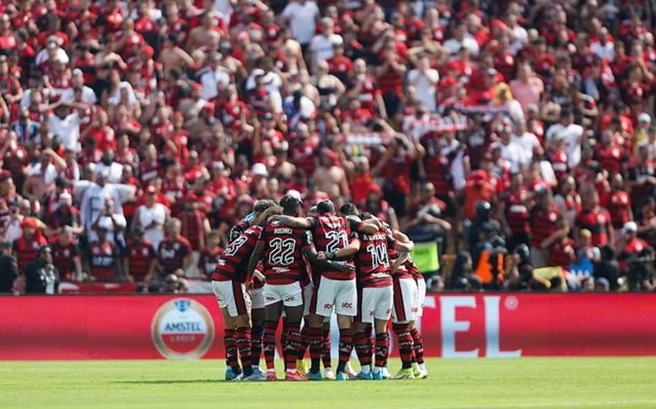 Solteiro no Rio, jogador do Flamengo coleciona affair com duas morenas