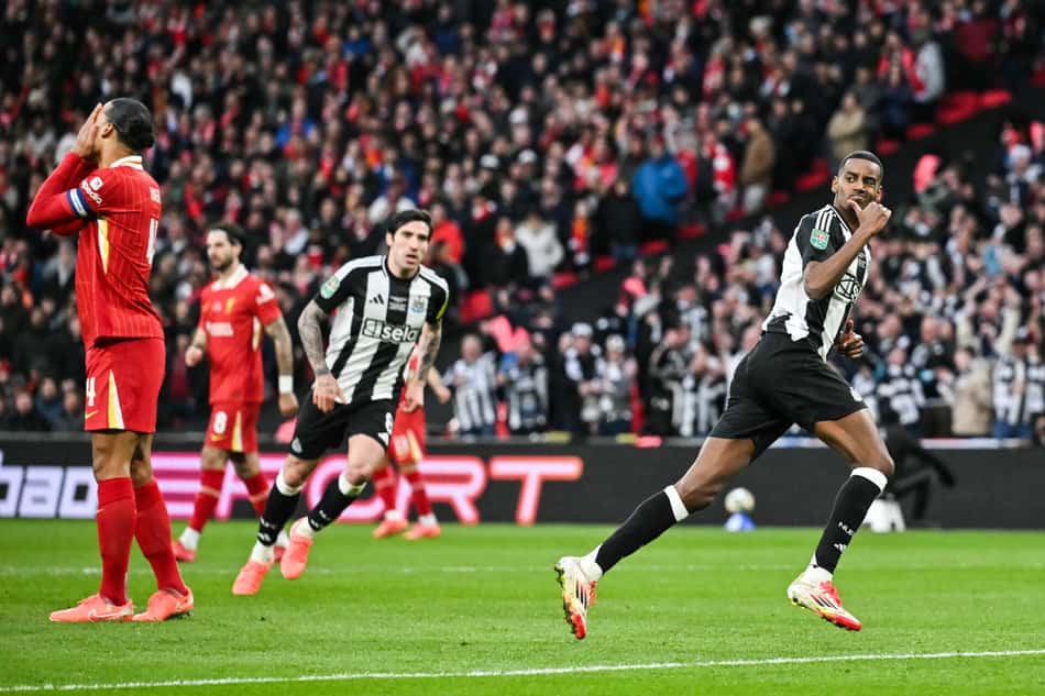 Com desejo de sair do Newcastle, Alexander Isak pode estar a caminho do Liverpool (Foto: Glyn KIRK / AFP)