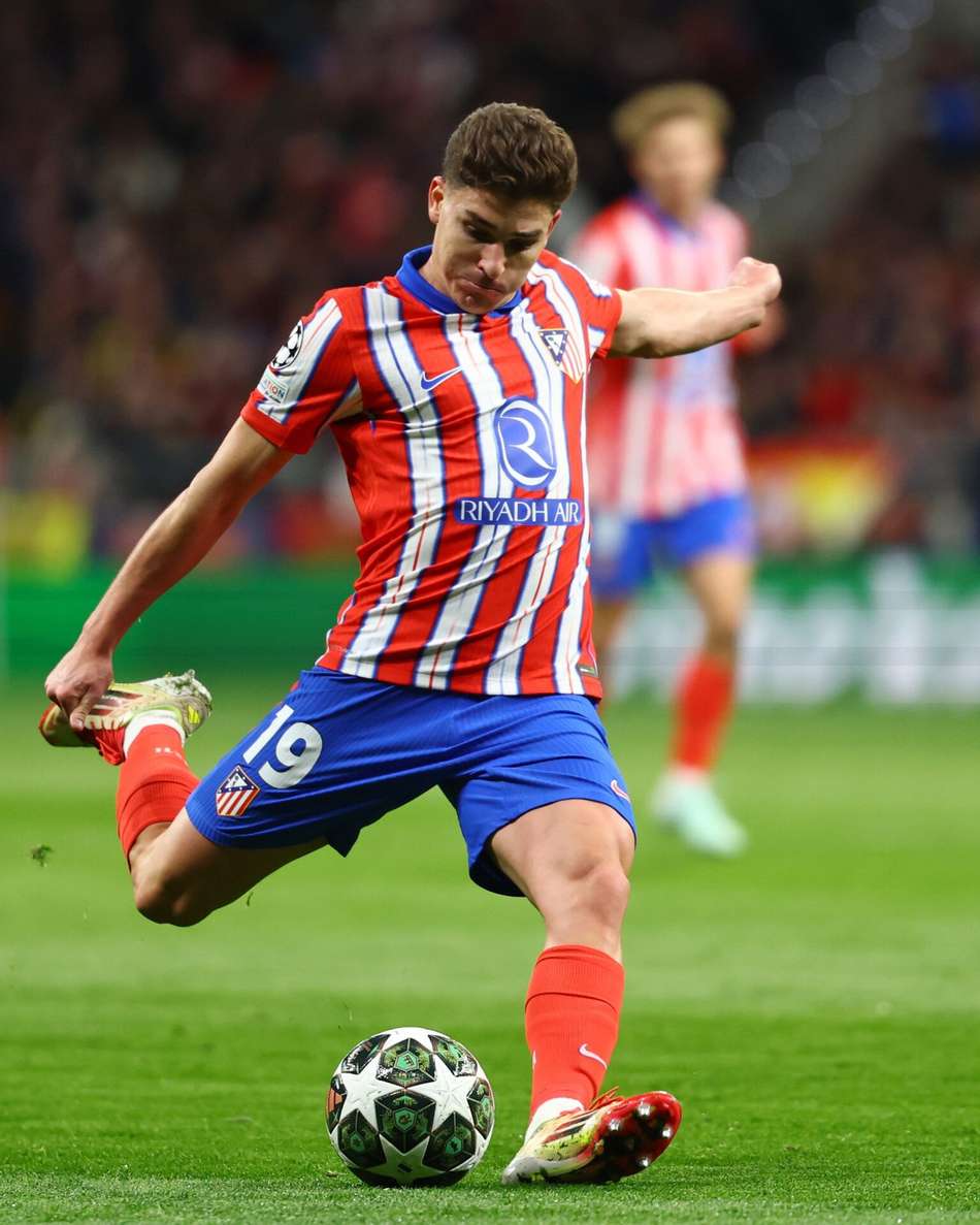 Julián Alvarez cobra pênalti em partida do Atlético de Madrid pela Champions League