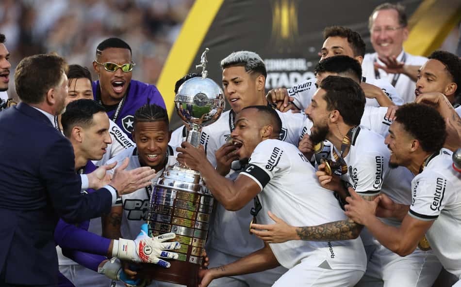 Torcedores divergem opiniões sobre grupo do Botafogo na Libertadores 2025
