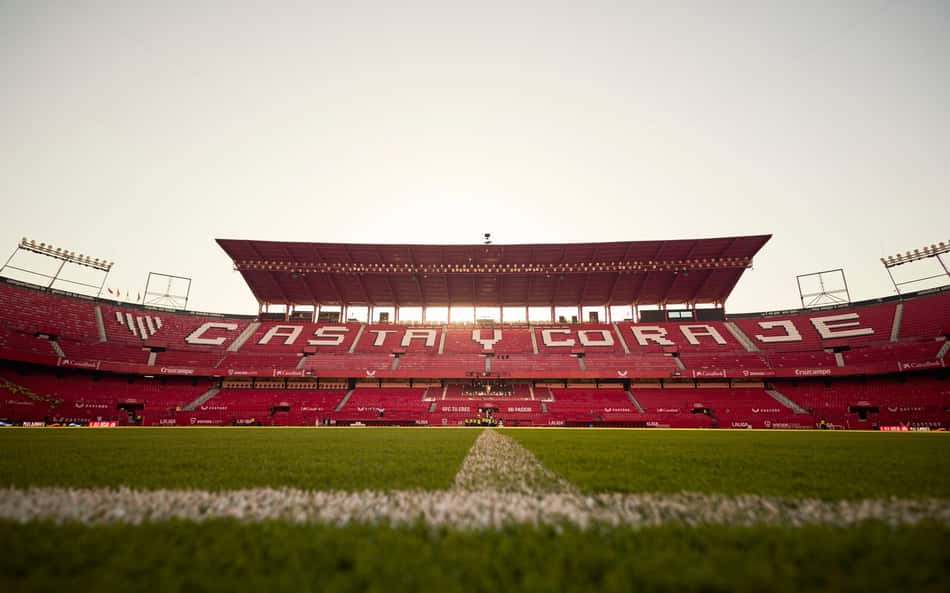 Gramado sintético: Sevilla explica métodos de cuidado e manutenção com piso de estádio referência na Europa