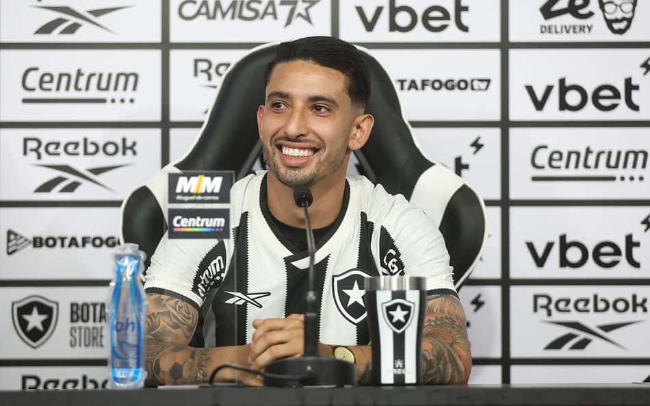 Reforço do Botafogo compara cavadinha com Loco Abreu: 'Me saí melhor que ele'