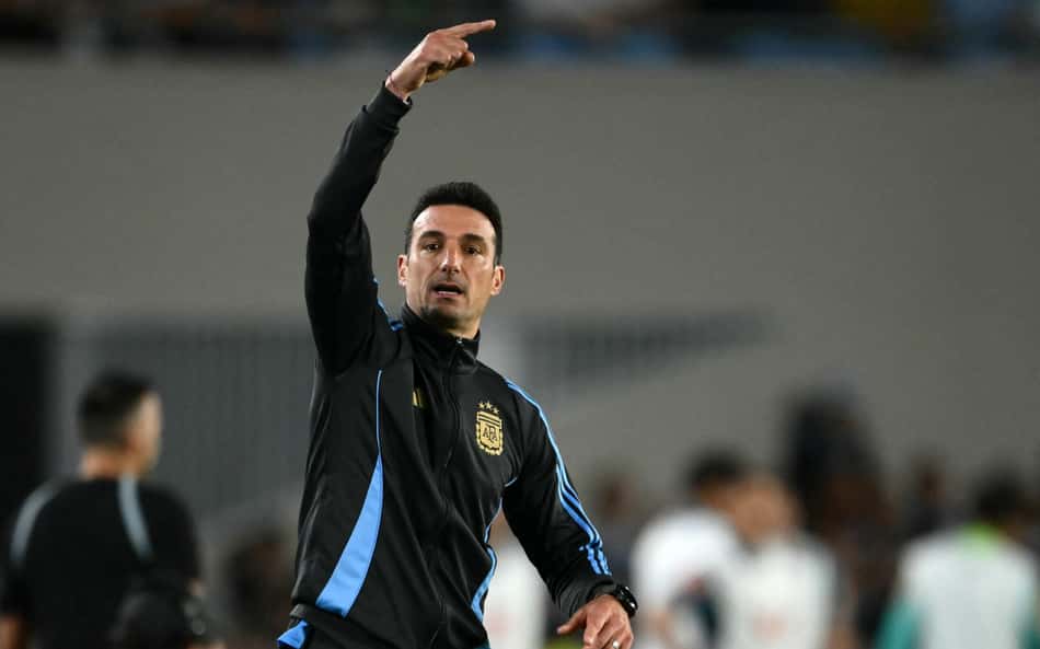 Técnico da Argentina 'perdoa' Raphinha, do Brasil, por aspa polêmica