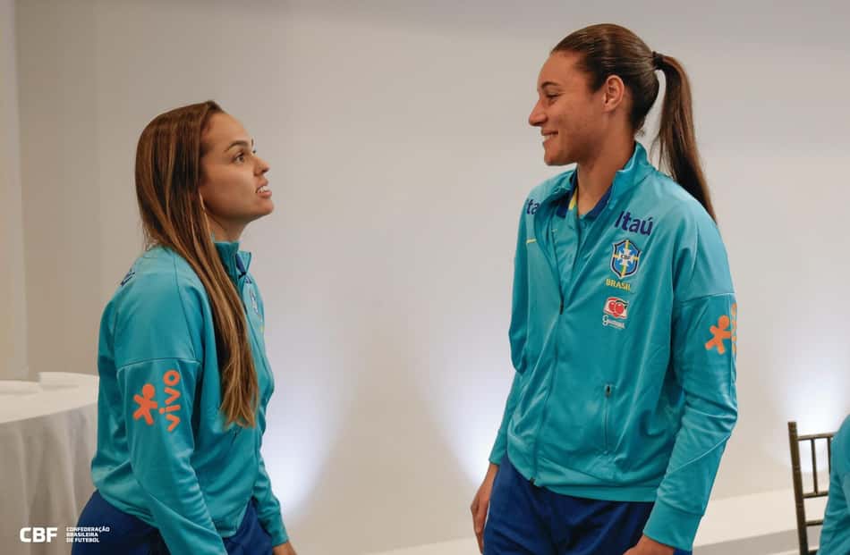 Gabi Portilho e Lorena conversam no hotel em Los Angeles. (Foto: Rafael Riberio/ CBF)