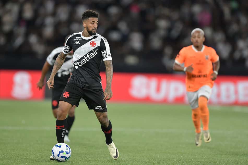 Paulinho em ação pelo Vasco contra o Nova Iguaçu pela Copa do Brasil