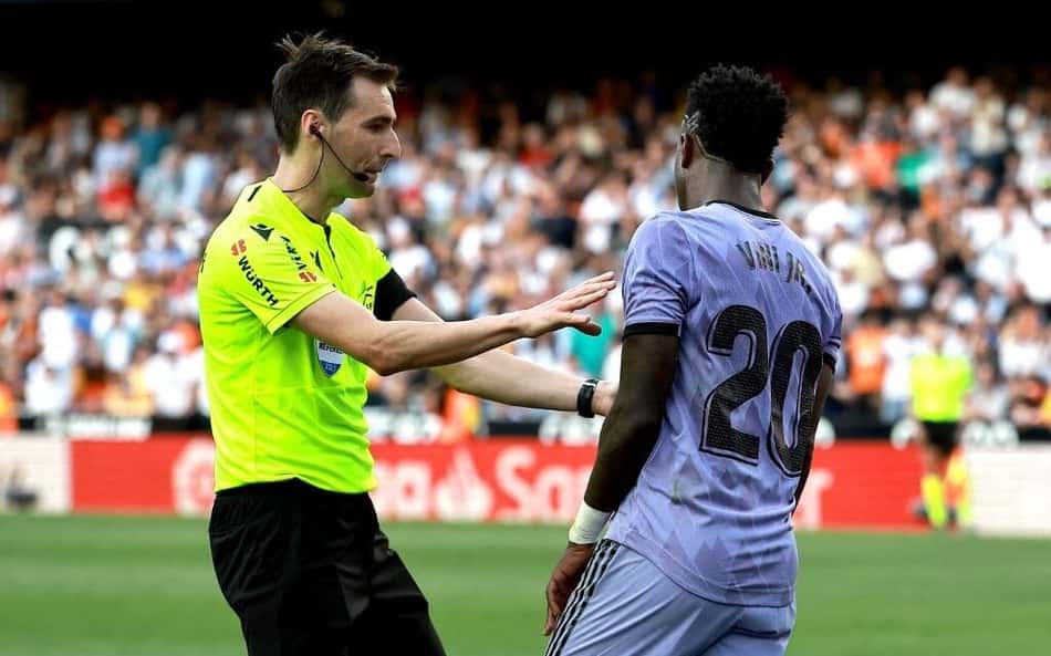 Real x Barcelona: árbitro de final da Copa do Rei chora em coletiva