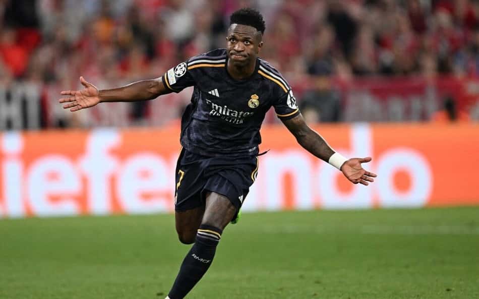 Vinicius Junior em jogo do Real Madrid diante do Bayern de Munique. Foto: Kirill Kudryavtsev / AFP