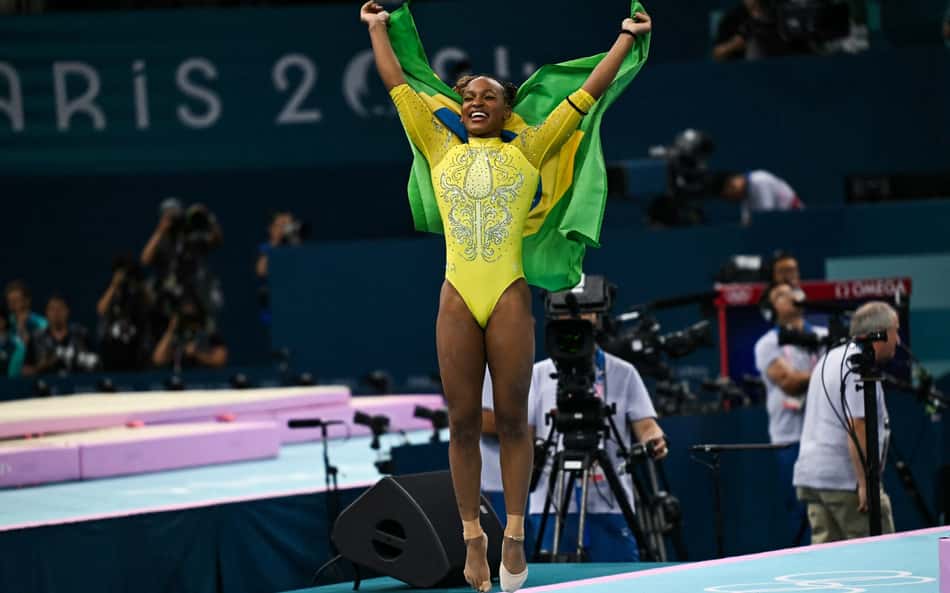Rebeca Andrade ganha Prêmio Laureus, e brasileiros celebram: 'Gigante'