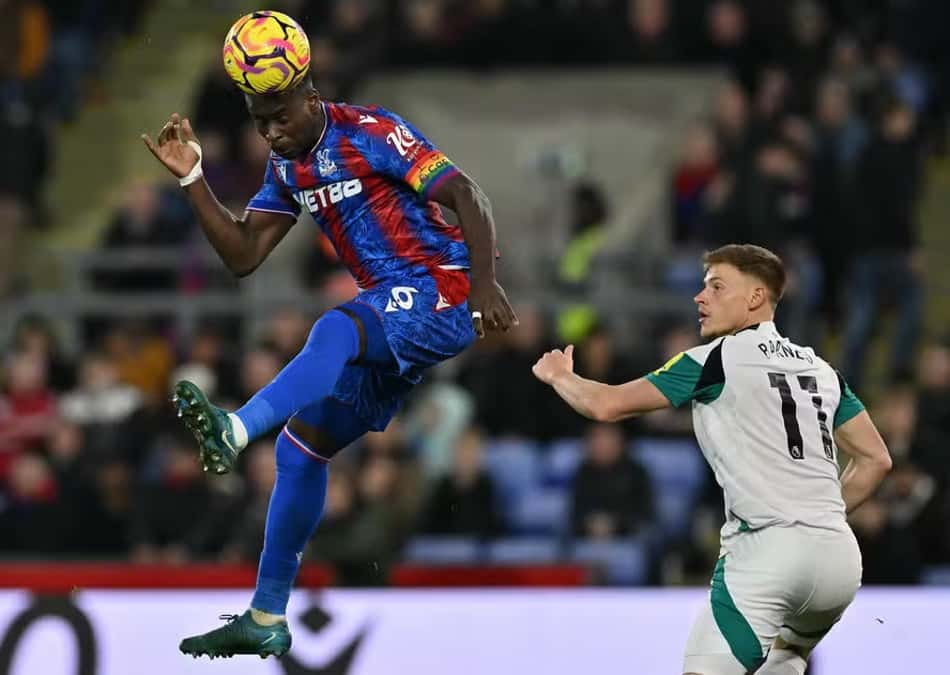 Jogador da Premier League, Marc Guéhi escapa de punição após escrever 'Eu amo Jesus' em braçadeira com cores do arco-íris (Foto: Glyn Kirk/AFP)