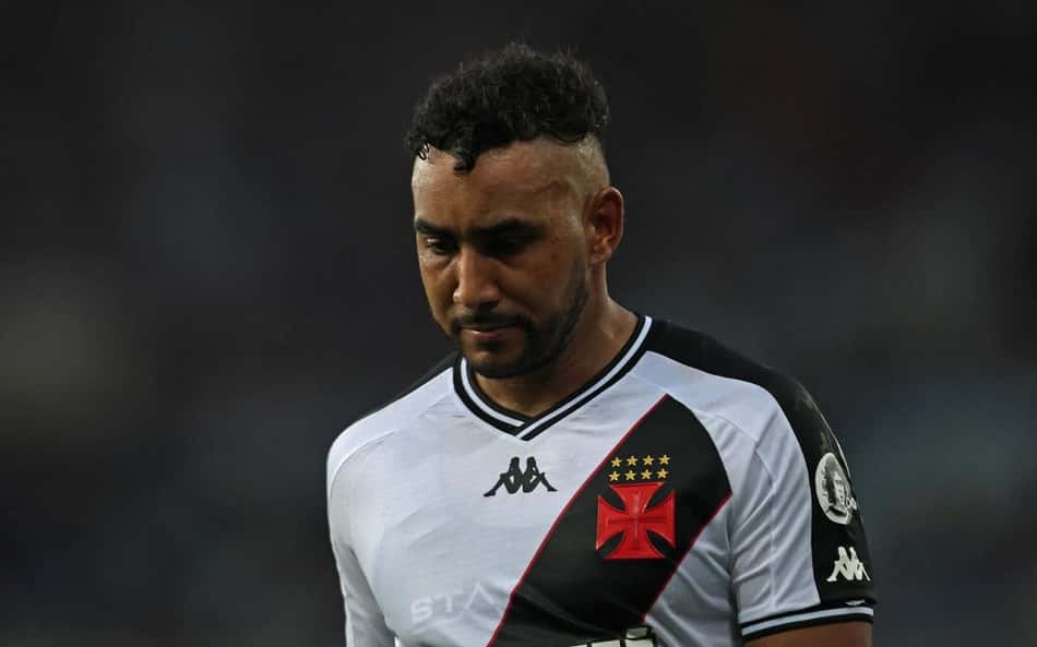 Payet é acusado de agressão física e psicológica por ex-amante