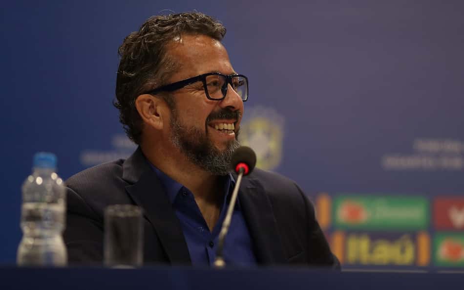 Cléber Xavier chega ao CT Rei Pelé para assinar com o Santos