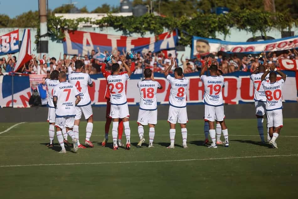 Elenco agradece torcida após partida contra o Liverpool  Foto: Divulgação / Nacional