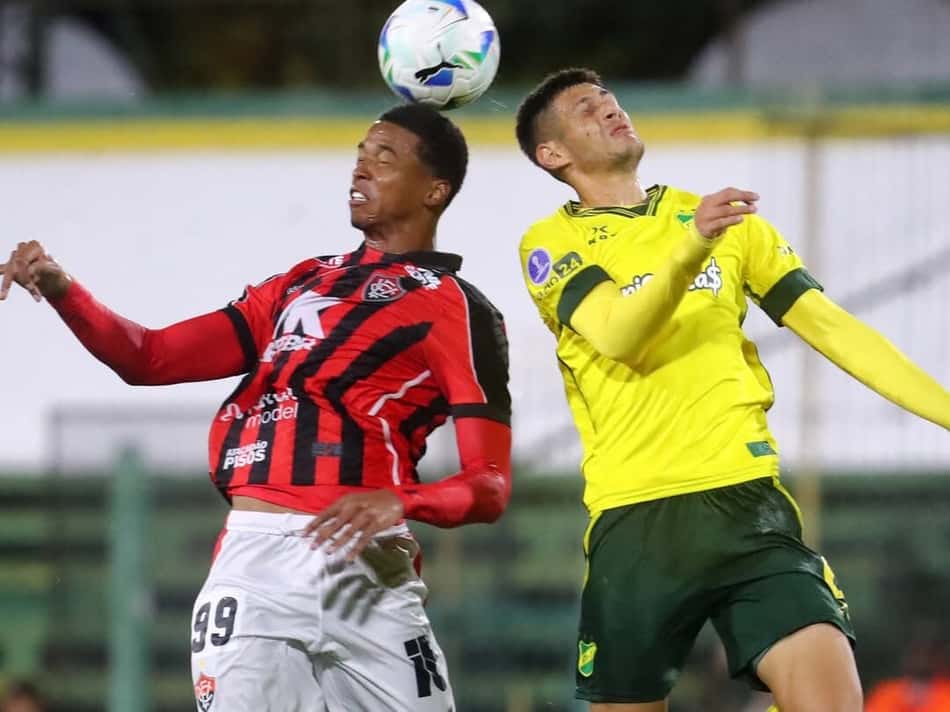 Carlinhos disputa bola com a defesa do Defensa y Justicia  Foto: Divulgação / Conmebol